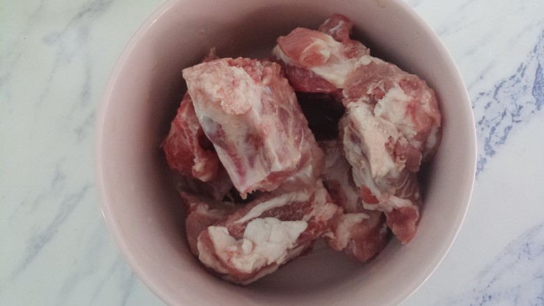 排骨炖豆角,几块<a style='color:red;display:inline-block;' href='/shicai/ 434'>排骨</a>。