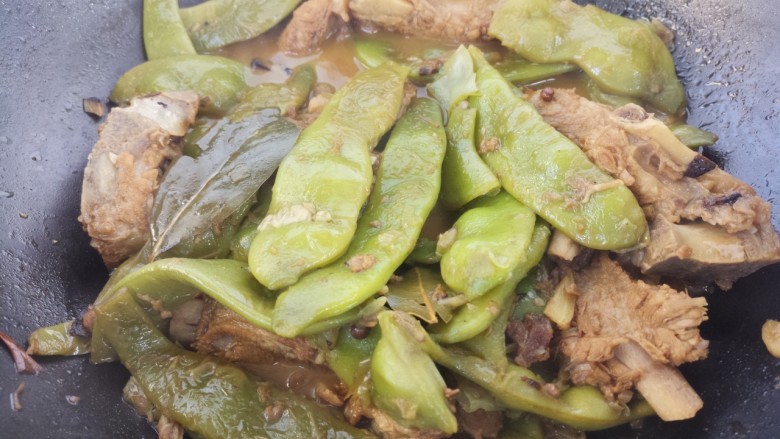 排骨炖豆角,炖25分钟左右就可以出锅了。