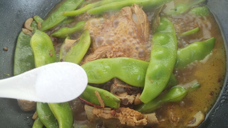 排骨炖豆角,再加一勺盐。