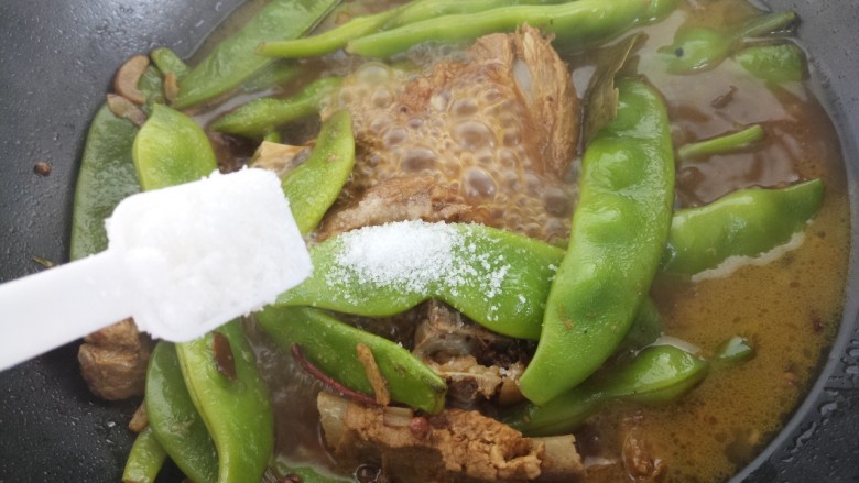 排骨炖豆角,一勺<a style='color:red;display:inline-block;' href='/shicai/ 10588'>糖</a>。