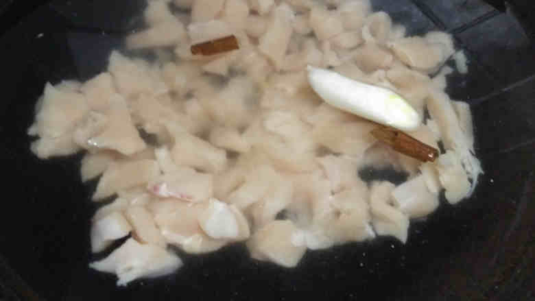 沙茶酱肉松,锅里放入鸡胸肉丁,大葱段,老姜片,桂皮,适量<a style='color:red;display:inline-block;' href='/shicai/ 718'>料酒</a>,适量清水,将鸡胸肉煮至熟烂;