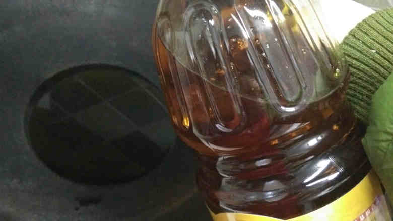 沙茶酱肉松,炒锅烧热,倒入适量菜籽油烧热;