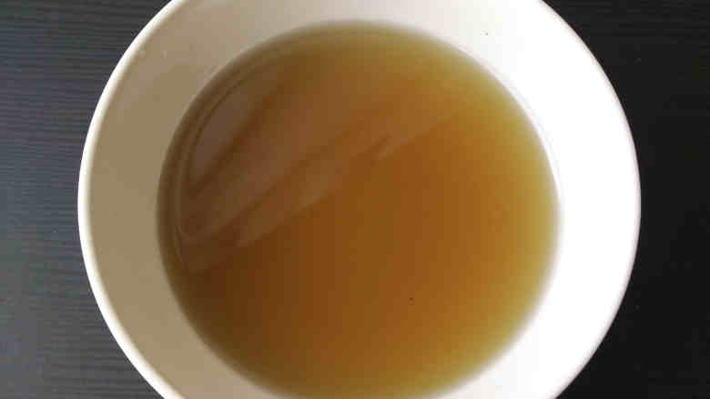 沙茶酱肉松,将烧熟的菜籽油盛出,晾凉备用;