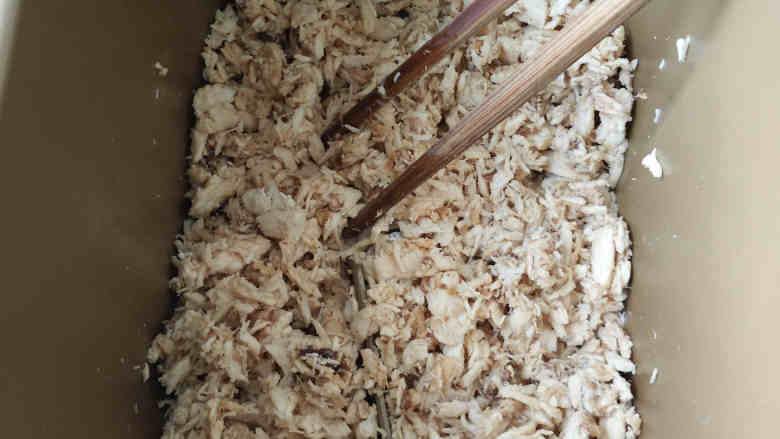 沙茶酱肉松,将调料同鸡胸肉搅拌均匀;