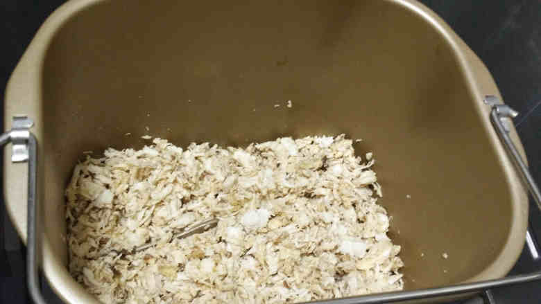 沙茶酱肉松,将面包桶装进面包机里,启动“肉松”程序;