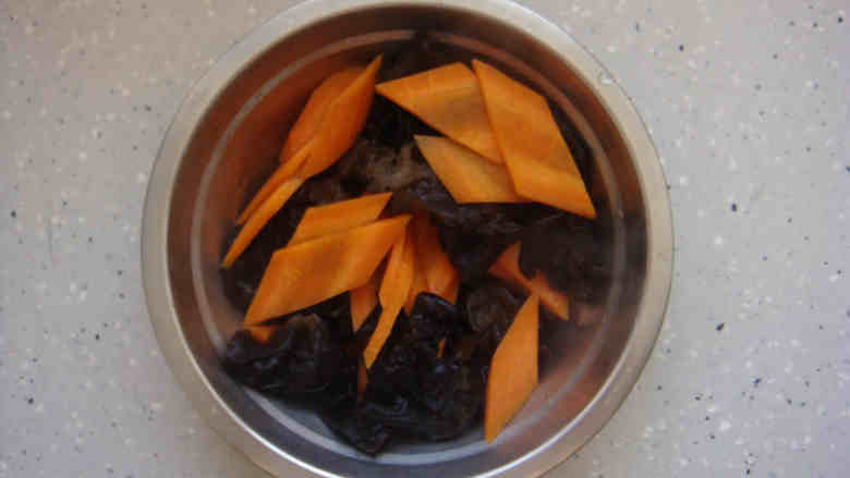沙茶酱烧虎皮鹌鹑蛋,将木耳和胡萝卜进行焯烫,焯烫后过凉,控干水份备用。