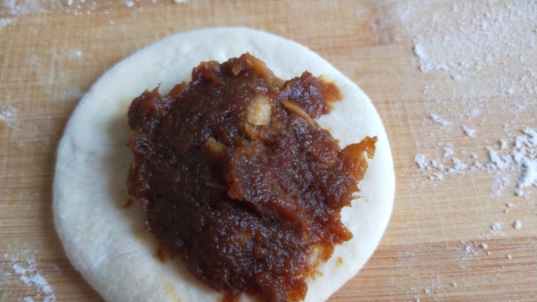 枣泥小餐包,擀成厚一点的皮,装入枣泥馅