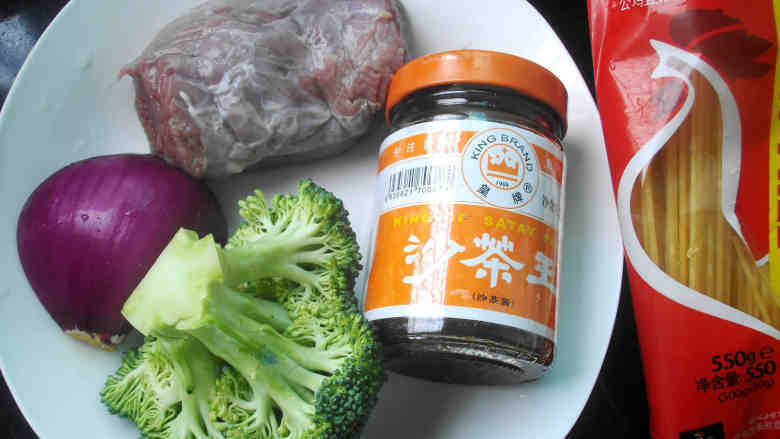 沙茶酱牛肉意面,备好材料