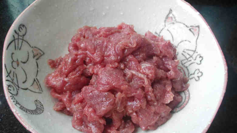 沙茶酱牛肉意面,<a style='color:red;display:inline-block;' href='/shicai/ 216'>牛肉</a>切薄片，加盐、白<a style='color:red;display:inline-block;' href='/shicai/ 10588'>糖</a>和少许鸡粉拌匀，淀粉加适量水调匀加入<a style='color:red;display:inline-block;' href='/shicai/ 216'>牛肉</a>中抓匀，再加油拌匀锁住水分，腌制30分钟