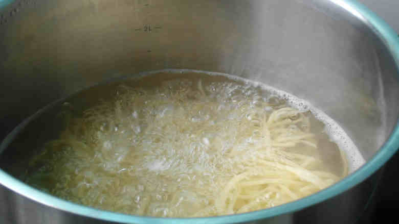 沙茶酱牛肉意面,锅中烧开水,加点盐和油,放入<a style='color:red;display:inline-block;' href='/shicai/ 5030'>意面</a>煮8分钟
