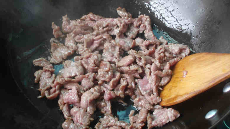 沙茶酱牛肉意面,热锅加油,放入牛肉快速炒开