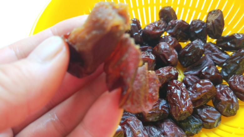枣泥小餐包,煮好的大枣把皮播掉,在把枣核挤出来,加入20克<a style='color:red;display:inline-block;' href='/shicai/ 882'>红糖</a>搅拌均匀即可。