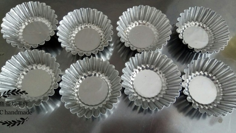 蔓越莓米糕,先准备模具,把模具洗干净后,用厨房纸擦干净。倒入一点点食用油,均匀涂抹在模具里面。最好用刷子把食用油刷均匀,连模具的凹凸位置也要刷到。