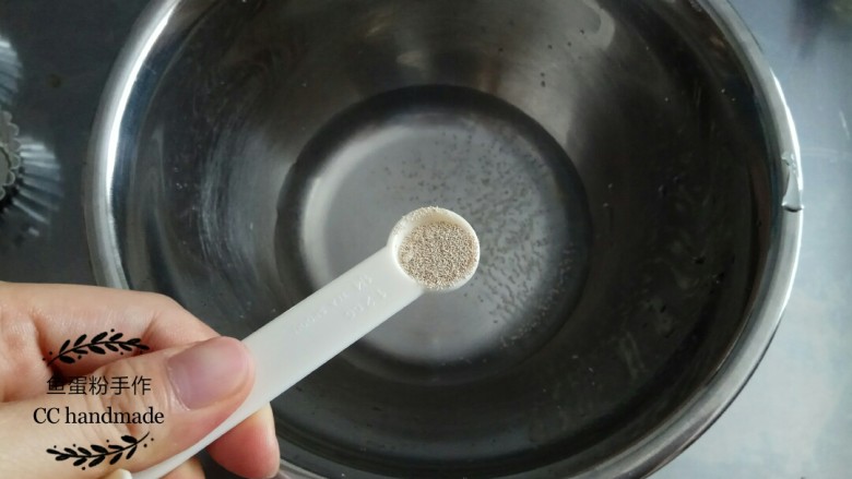 蔓越莓米糕,把饮用水稍微加热,温度及体温差不多即可。把酵母粉粉搅拌均匀,然后再加入细砂糖。