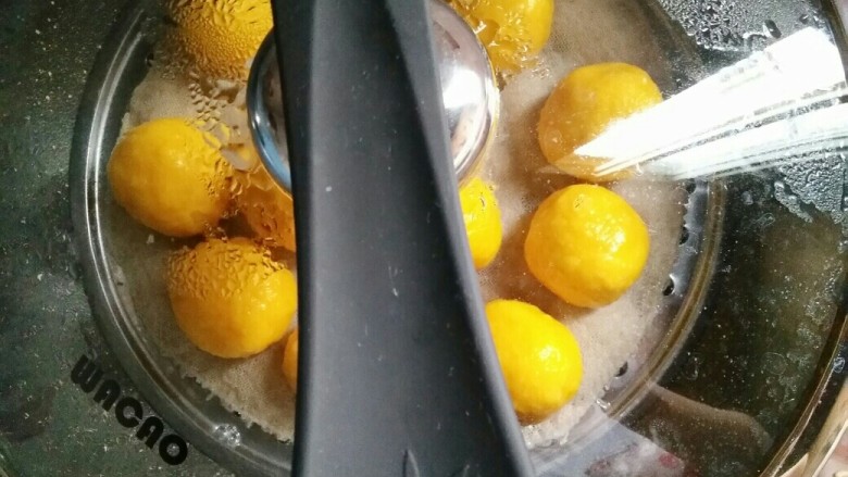 南瓜椰蓉糕,都做好后放入锅中蒸熟,大火10分钟左右即可