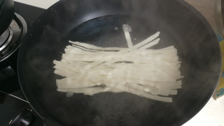 咖喱面,面我用的宽挂面,家里有切面也可以,就是为了方便,热水下锅,煮熟