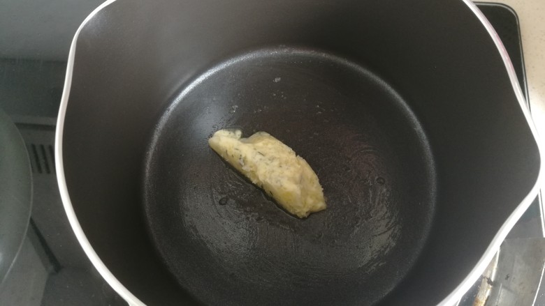 咖喱面,奶锅中放入黄油,开小火,黄油慢慢融化,一定要小火,冷锅放黄油,要不然会对涂层有损害