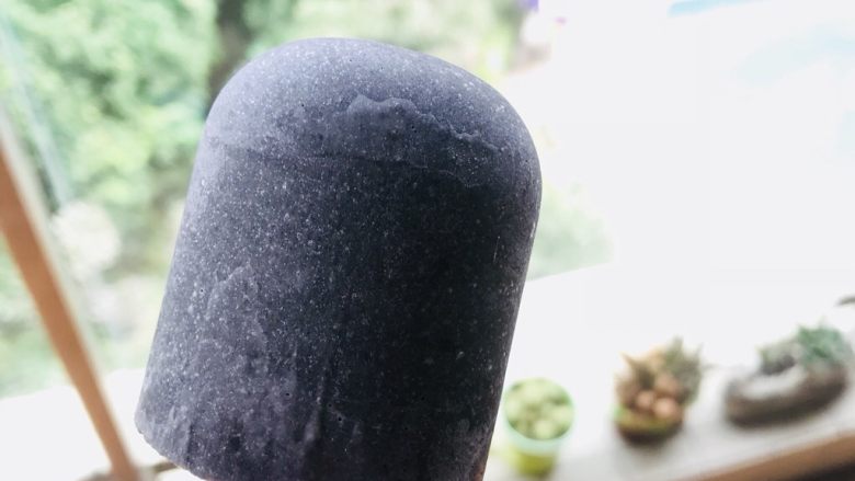 黑馒头,我特意留了一点芝麻酱做成冰棒,惊喜发现:炒鸡好吃滴😬😬😬