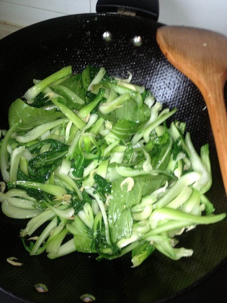 油菜素炒海米,翻炒少量盐,少量酱油!2-3分钟即可出锅!