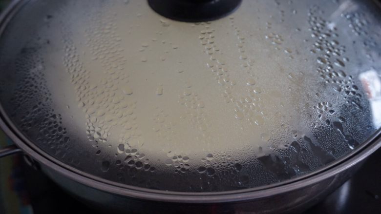 芒果糯米糍,锅里的水烧开后,放入,大火蒸15分钟左右。