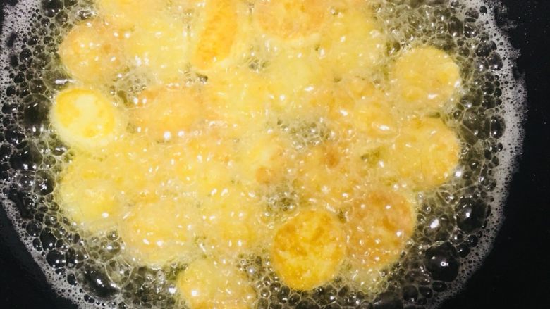红烧日本豆腐,热锅倒油,将日本豆腐倒入油锅炸至金黄色后捞出