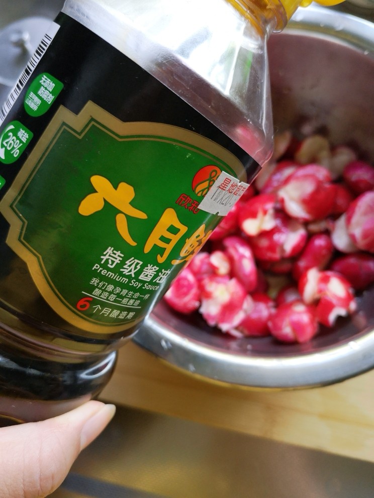 糖醋小萝卜头,<a style='color:red;display:inline-block;' href='/shicai/ 788'>生抽</a>少许