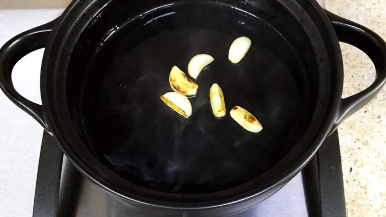 鸡翅焖锅,砂锅倒入适量的<a style='color:red;display:inline-block;' href='/shicai/ 851'>橄榄油</a>,中火加热、放入蒜片,炒至金黄,有香味