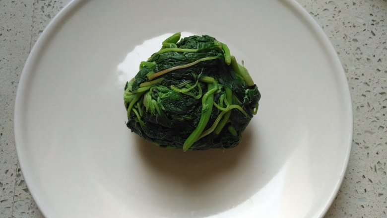 绿苋菜馅饺子,绿苋菜过凉水后,将多余的水份挤干