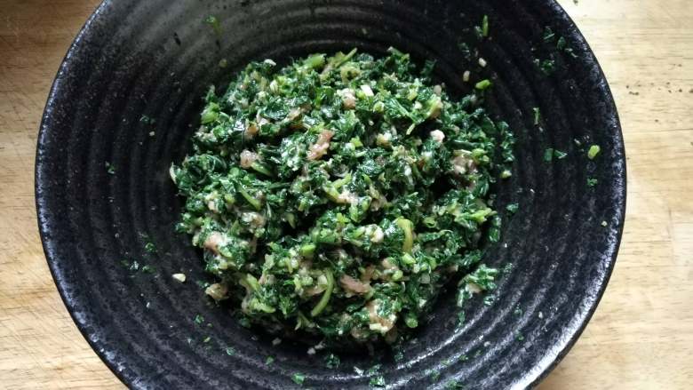 绿苋菜馅饺子,剁碎的苋菜加入猪肉馅中,加入食用油拌匀,加盐,最后加入<a style='color:red;display:inline-block;' href='/shicai/ 3738'>芝麻油</a>拌匀,馅就做好了