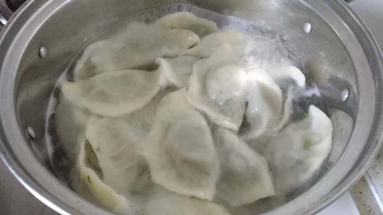 绿苋菜馅饺子,锅中水烧开后,下饺子,煮至水开,点一次水,再煮至饺子都鼓起来就好了