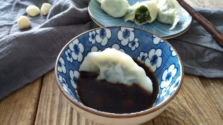 绿苋菜馅饺子,饺子捞出来,蘸醋,再配上蒜泥、滴上几滴芝麻油,油辣子,太香了,一口一个停不下来啊!