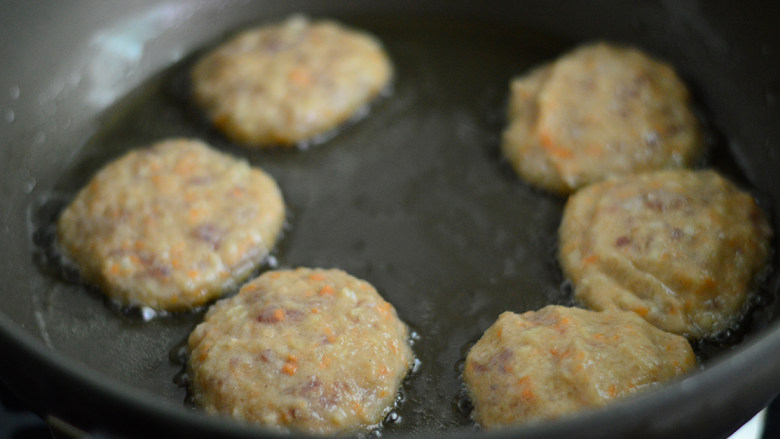 胡萝卜土豆肉饼,烧热后放入土豆肉饼胚（手上抹一些油就不会粘手）