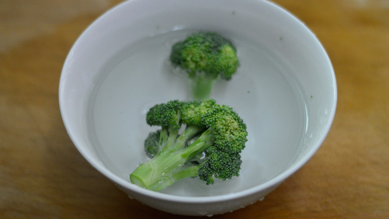 西兰花胡萝卜鸡肝面(辅食),<a style='color:red;display:inline-block;' href='/shicai/ 119'>西兰花</a>用盐水浸泡半小时以上