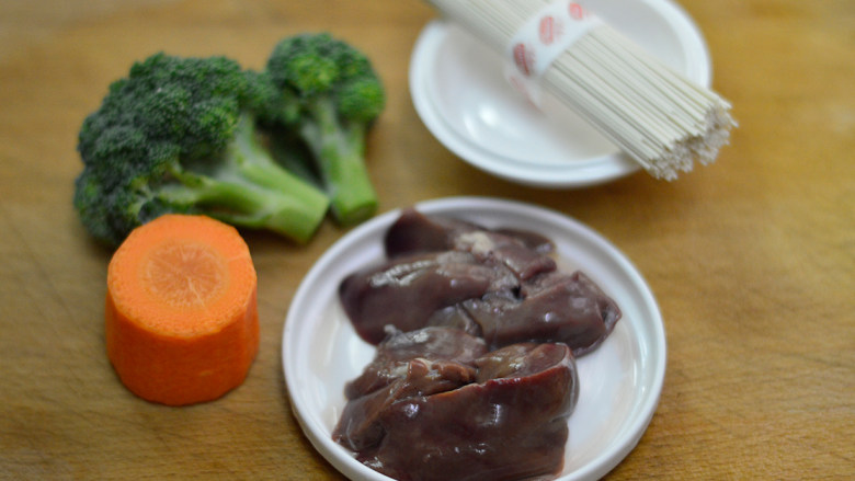 西兰花胡萝卜鸡肝面（辅食）,材料准备好