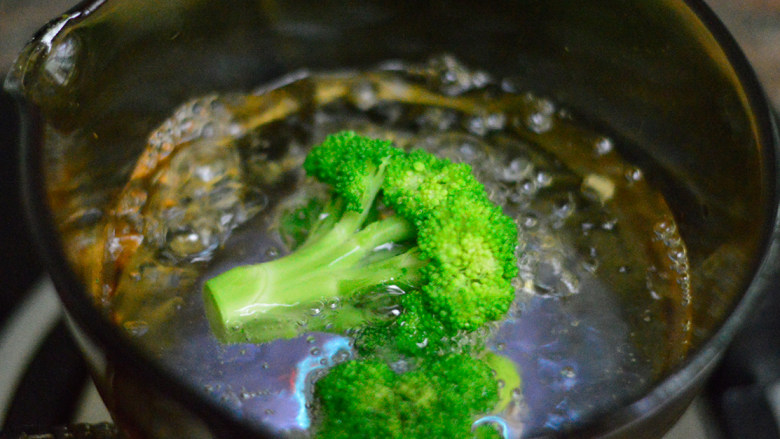 西兰花胡萝卜鸡肝面（辅食）,煮面的时候将西兰花焯水后捞出（焯水可以去掉西兰花中的草酸和农药）