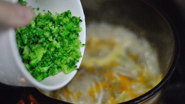 西兰花胡萝卜鸡肝面(辅食),面条软熟后再放入西兰花碎