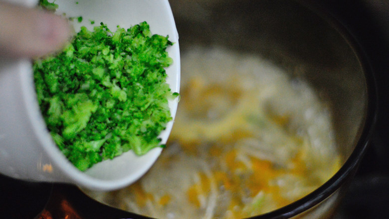 西兰花胡萝卜鸡肝面（辅食）,面条软熟后再放入西兰花碎