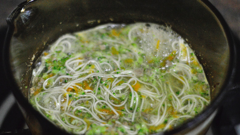 西兰花胡萝卜鸡肝面(辅食),西兰花已经是熟的了,所以不用煮太久,煮约1-2分钟即可