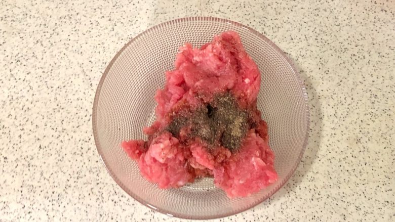 香辣肉末茄子煲,放一点点盐和黑胡椒粉抓匀腌制10分钟