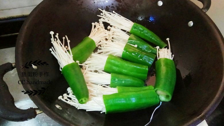 青椒金针菇,锅里热油,大概七成热的时候把青椒金针菇放进去煎,煎到有虎皮纹时,用筷子把它翻转再煎,不要用铲子翻,容易把青椒铲破。