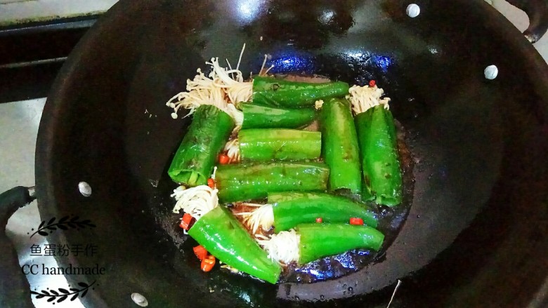 青椒金针菇,打开锅盖,倒入之前调好的酱汁入锅内,继续盖上锅盖压青椒吸收酱汁。酱汁收干,即可上碟。如果锅里还有酱汁可以把酱汁倒在青椒上面。