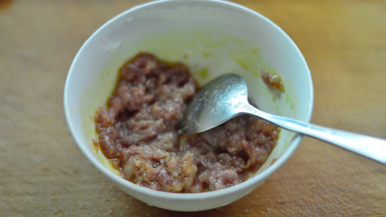 香菇胡萝卜瘦肉粥,用勺子拌匀