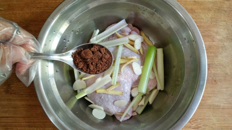 照烧鸡腿饭,将剔骨的鸡腿放入容器中,加入1汤匙<a style='color:red;display:inline-block;' href='/shicai/ 882'>红糖</a>。