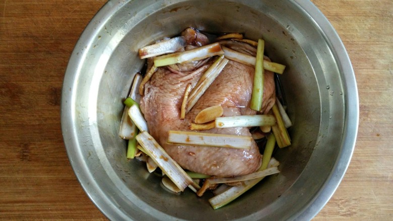 照烧鸡腿饭,放入冰箱冷藏至少半个小时,中间要在抓拌一次,使鸡腿快速均匀入味。