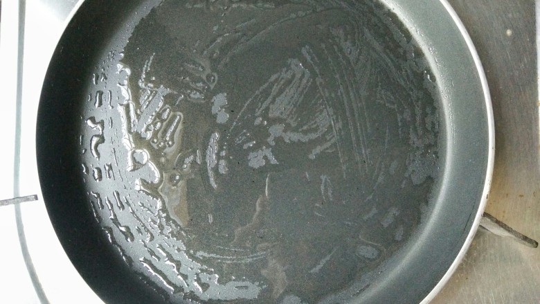 照烧鸡腿饭,平底锅加热,锅内放少许加拿大芥花油(味道中性,色质较轻,不会掩盖食材本身的味道与色泽,烟点达242摄氏度,能有效减少油烟等有害物质的产生)将油烧至7成热。