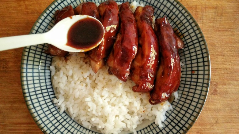 照烧鸡腿饭,<a style='color:red;display:inline-block;' href='/shicai/ 492'>大米</a>洗净用电饭煲煮熟,在碗中盛入米饭,摆上切好的鸡腿肉再浇上一些照烧汁。