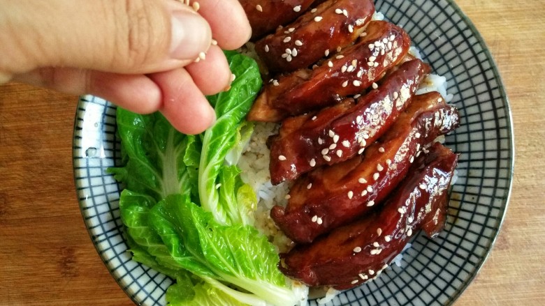 照烧鸡腿饭,将焯好的青菜沥水后摆在米饭上,撒上一点<a style='color:red;display:inline-block;' href='/shicai/ 678'>白芝麻</a>提香即可。