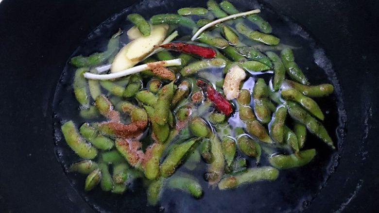 五香毛豆,加水,超过毛豆以上一厘米,加五香粉、盐、尖椒、生姜、葱段,开锅关小火,煮半小时,就煮到自己满意为止。