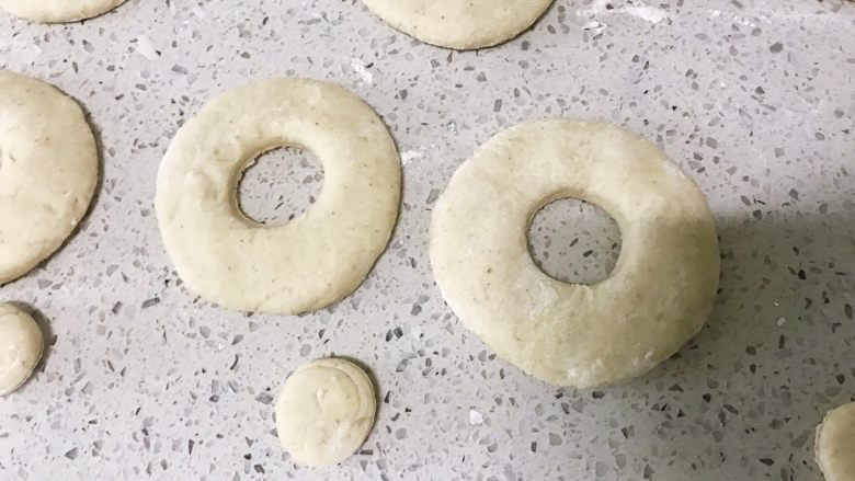 红豆圈的味道,4.中间用瓶盖压下,取出。