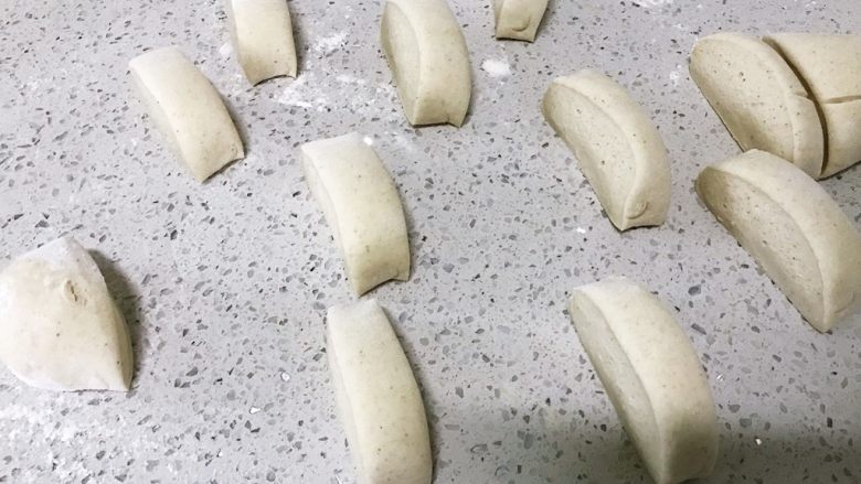 红豆圈的味道,4.切成大小均匀的小块,擀成圆形,中间用瓶盖压下,取出。